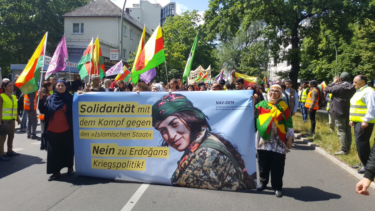 civaka_azad's tweet photo. Die Demo geht los! Solidarität mit der YPG und YPJ im Kampf gegen IS!
#BerlinFürRojava https://t.co/mH4uVXJvKa