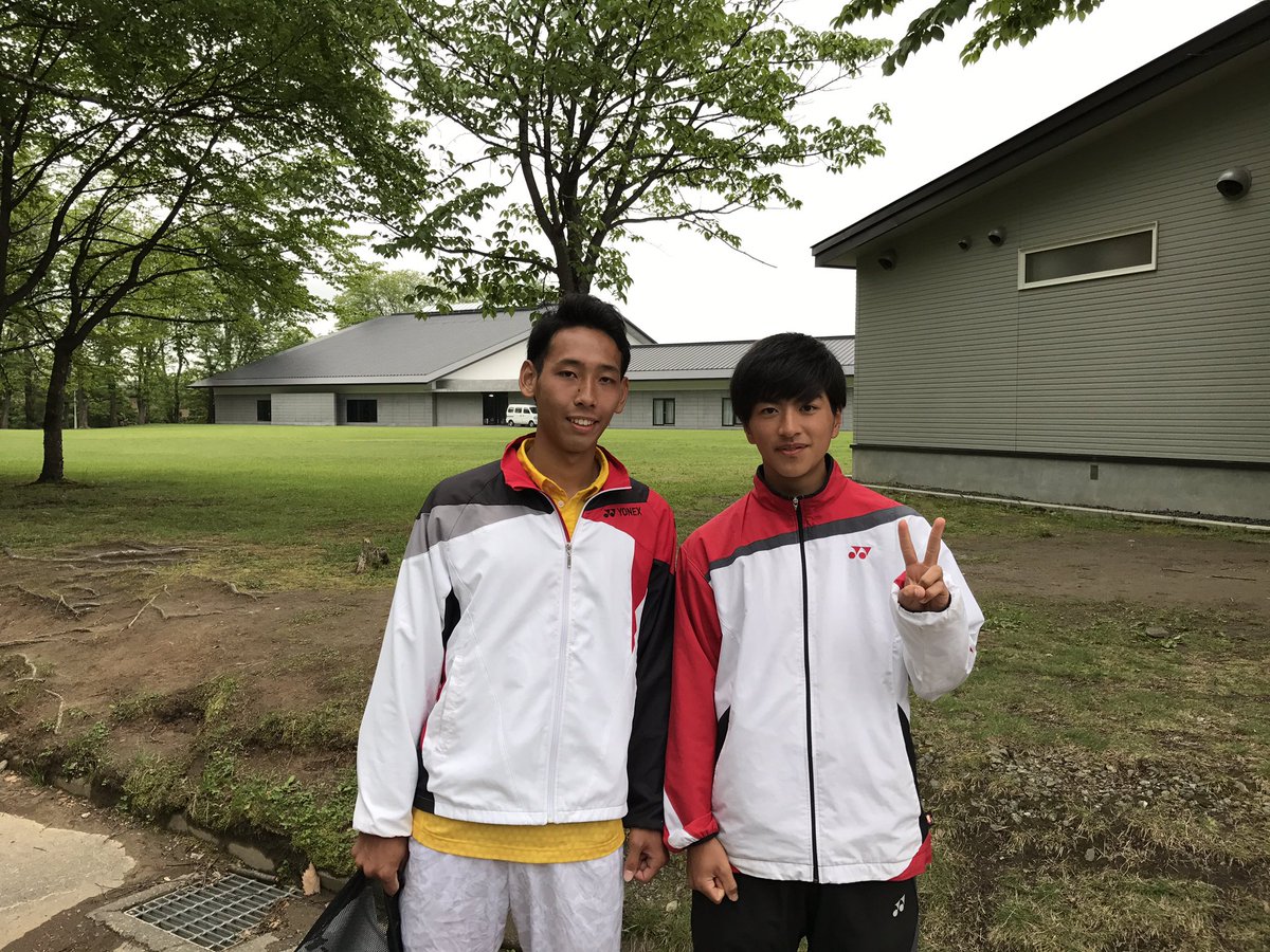 aaataichi119's tweet photo. 昨日で全道大会が終わりテニス部を引退しました、辛いこともあったけど本当に楽しかった。
約2年くらいだけど、テニスやっててよかったと思えた4日間でした、団体、ダブルス、シングルス出れてほんとに感謝してます。
最後に高島さんと写真撮れて嬉しかった、イケメンすぎる～ https://t.co/47STyzOIHS
