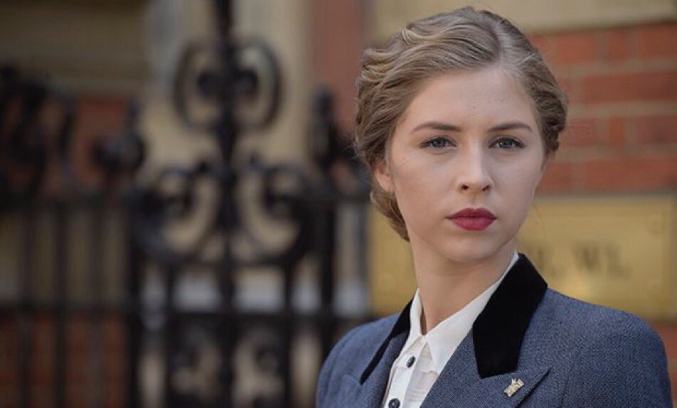 ZiHan0326's tweet photo. 安利英剧《The Halcyon》翡翠鸟 和女主Hermione Corfield❤️🎷！ https://t.co/ThGW2KwCBq