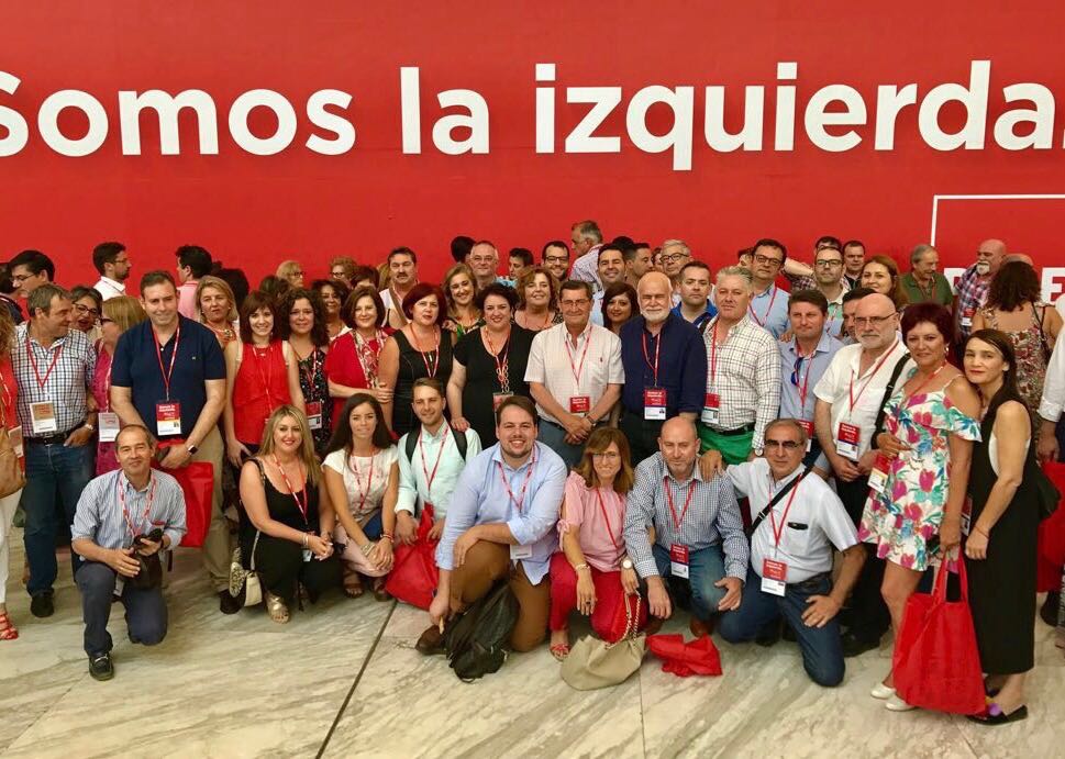 La Delegación del <a href="/PsoeGranada/">PSOE Granada</a>, junto a la secretaria general Teresa Jiménez, en el #39CongresoPSOE que se celebra en Madrid