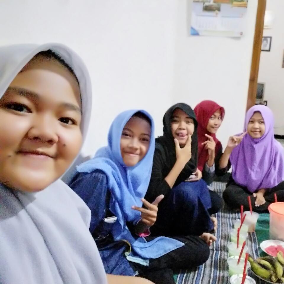 FatihatulJan's tweet photo. Bukber bareng sahabat dan teman lama...😍😍 https://t.co/Lz3nFjqgcV