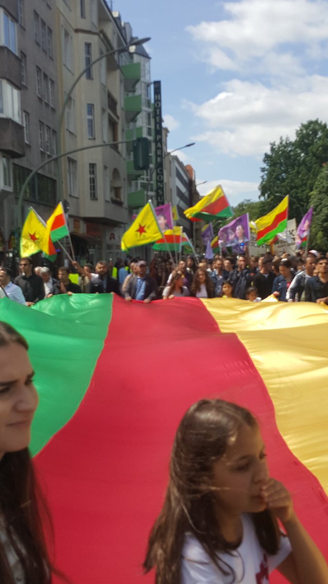 civaka_azad's tweet photo. Gute Stimmung auf der Demo
#BerlinFürRojava https://t.co/dq7eiXW2Bv
