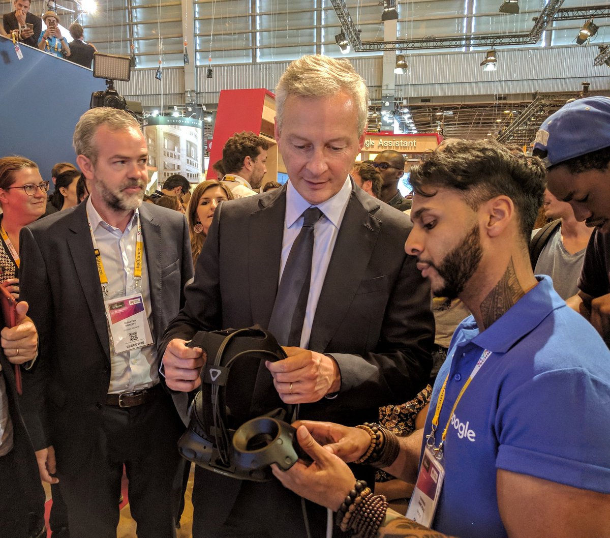 SebMissoffe's tweet photo. Fier de faire visiter la ville de Florence en réalité virtuelle à @BrunoLeMaire #VivaTech @googleearth https://t.co/mteR0T8Nee