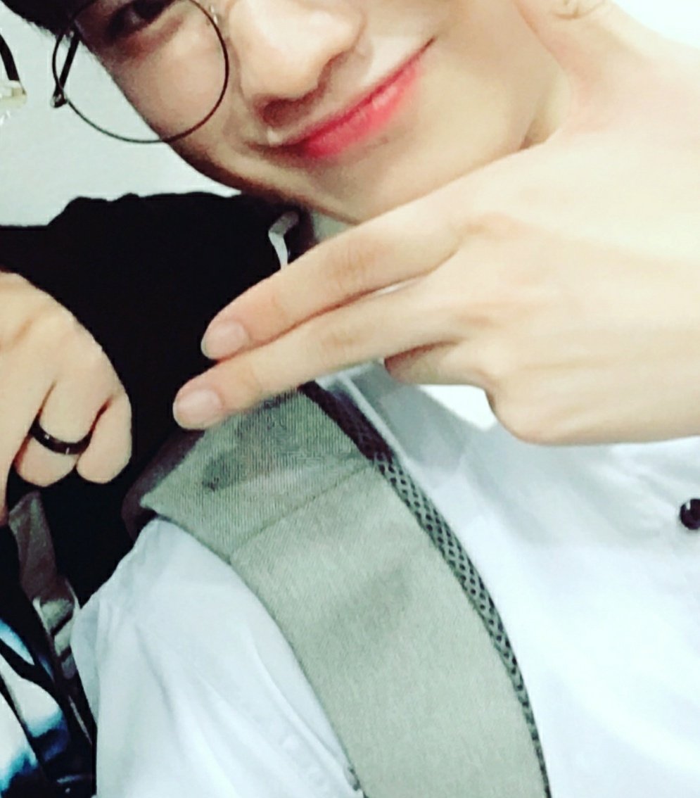 04__05_'s tweet photo. 안경 웅이를 사랑하는 사람들의 모임 😶 https://t.co/5jZKdDHfUt