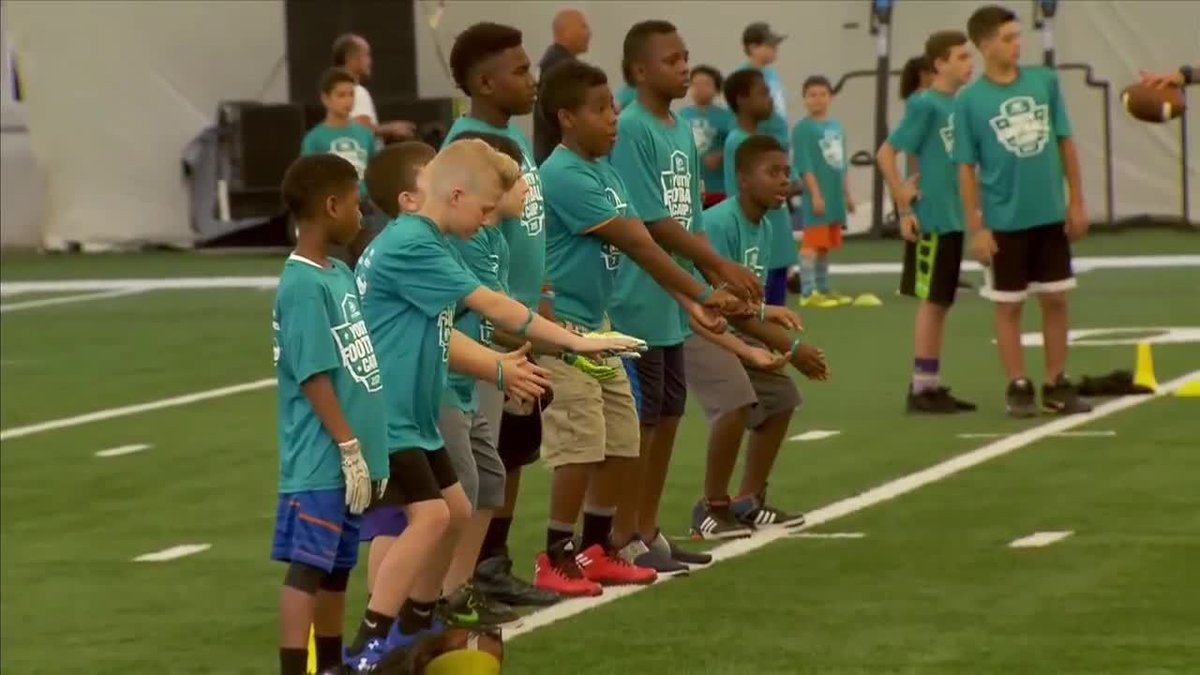 Miami Dolphins players join Hyundai Youth Football camp  bit.ly/2rqBevD https://t.co/29mmvv7Uwv