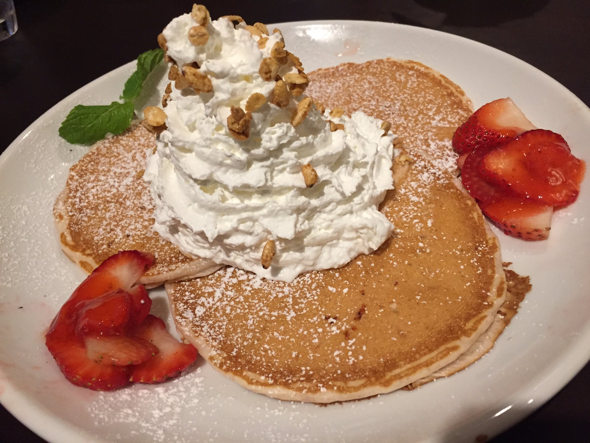 Yasue Otani 深夜のパンケーキ Amp 近所にオープンしたハワイアンレストラン イチゴがハート型 この時間の パンケーキ議論は受け付けません T Co m6qjows4 Twitter