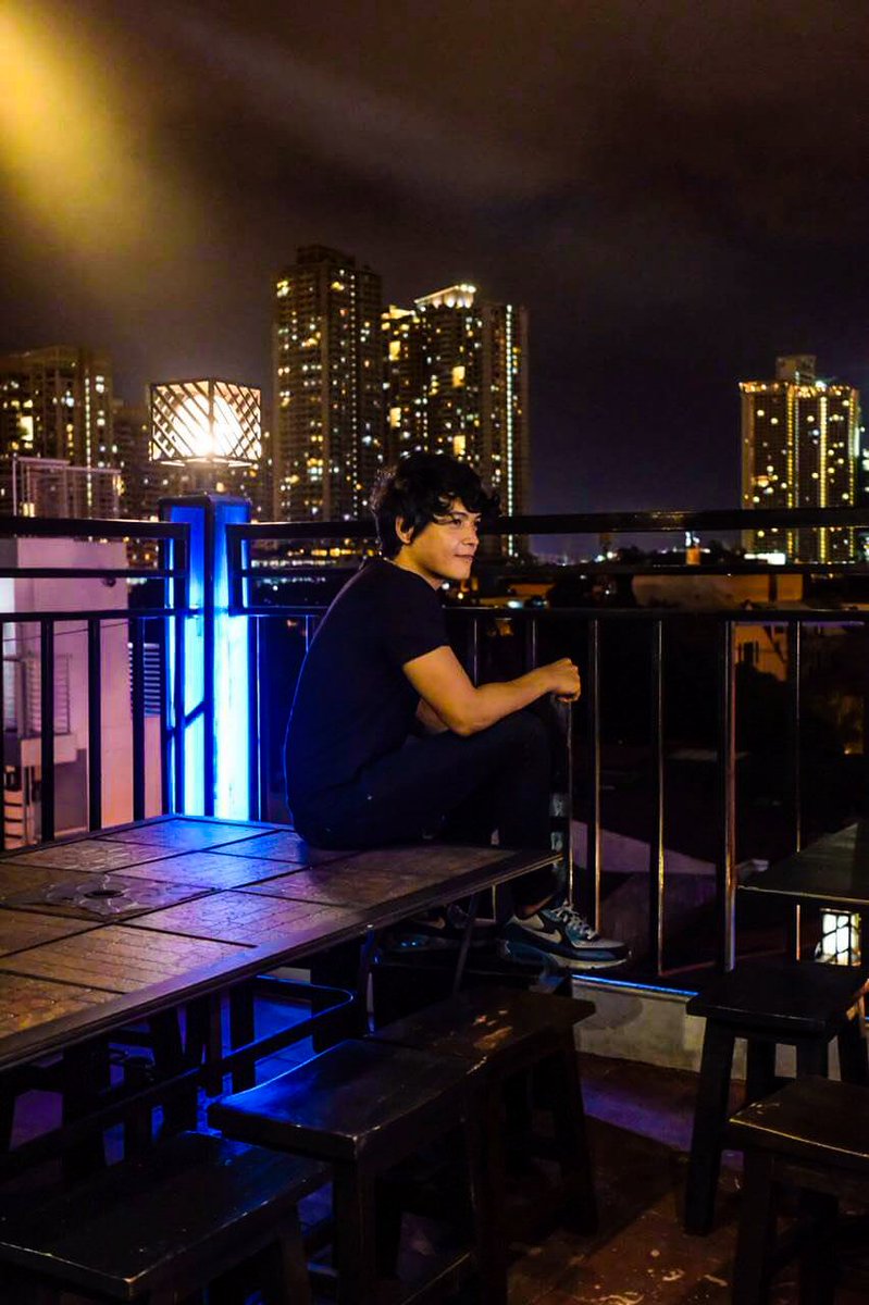 OneMusicPH's tweet photo. LOOK: It's @voltsvallejo performing at the OPM Spotlight stage of #FeteDeLaMusique2017 at the 1018 Bar in Makati! https://t.co/934zSfmOyo