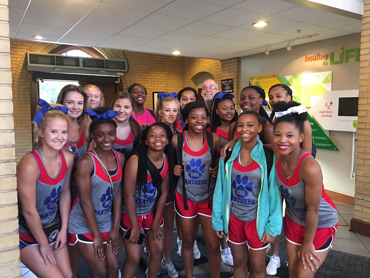 Neekie_G's tweet photo. And Day 3 begins!! Off to a sunny ☀️ start! #OBCheer #CheerCamp https://t.co/vnbVYlL0U6