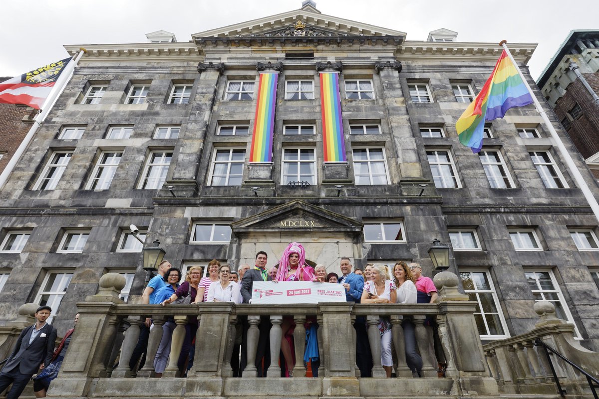 shertogenbosch's tweet photo. Komende zaterdag is het zover! We hebben de banieren op het stadhuis opgehangen voor @rz2017! https://t.co/yvx8TaGYHt