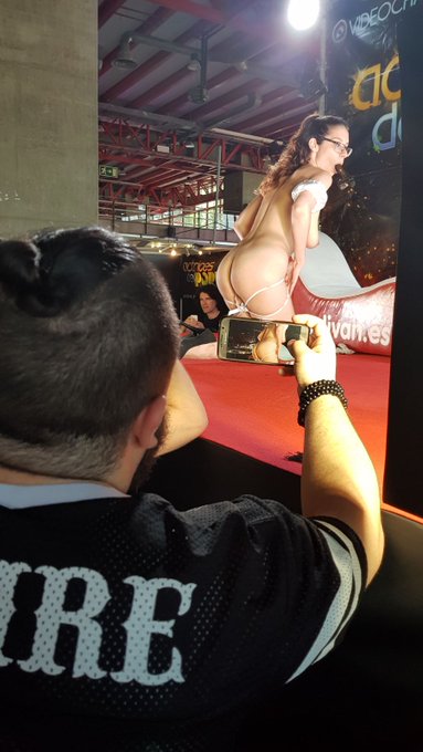 A punto de subirme a un show en el @EROTICOMADRID y que aparezcan tus amigos... MOLA MAZOO!!!! https://t<a class="tags" target="_blank" title="On Twitter" href="/?out=eyJ0eXAiOiJKV1QiLCJhbGciOiJIUzUxMiJ9.eyJpYXQiOjE3MjA4Njg5NjcsImlzcyI6InR3cG9ybnN0YXJzLmNvbSIsIm5iZiI6MTcyMDg2ODk2NywiZXhwIjoxNzUyNDA0OTY3LCJyZWRpcmVjdF91cmwiOiJodHRwczovL3R3aXR0ZXIuY29tL0VST1RJQ09NQURSSUQifQ.PNjwLJPode_ExQ3pJ6KXANWCUFwZUOglh0X-Eupt8PMzw5h_XKocLtCQPIslGnUm12azquCNrV3vCR-Hzcg17g">@EROTICOMADRID</a><a href="/tag/felizyadormir"class="tags"><span>#felizyadormir</span></a>