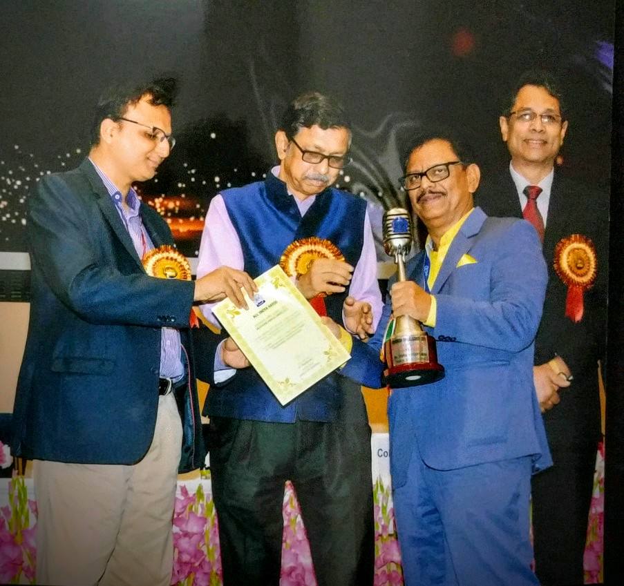 OsouOdisha's tweet image. Picture of Dr.Dipak Samantarai receiving the award from @prasarbharati Chairman. 

#JoinOSOU