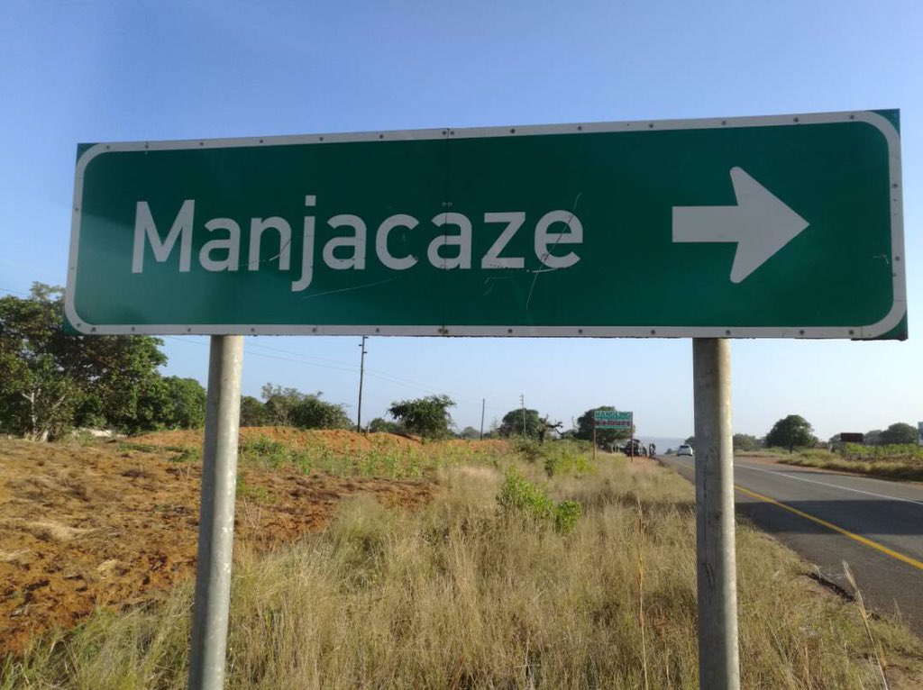 IESE1's tweet photo. @cadetesalvador dando formação aos inquiridos que vão trabalhar em #Manjacaze no âmbito do projecto Barómetro Municipal. #Moçambique https://t.co/bB6jO5uwdL