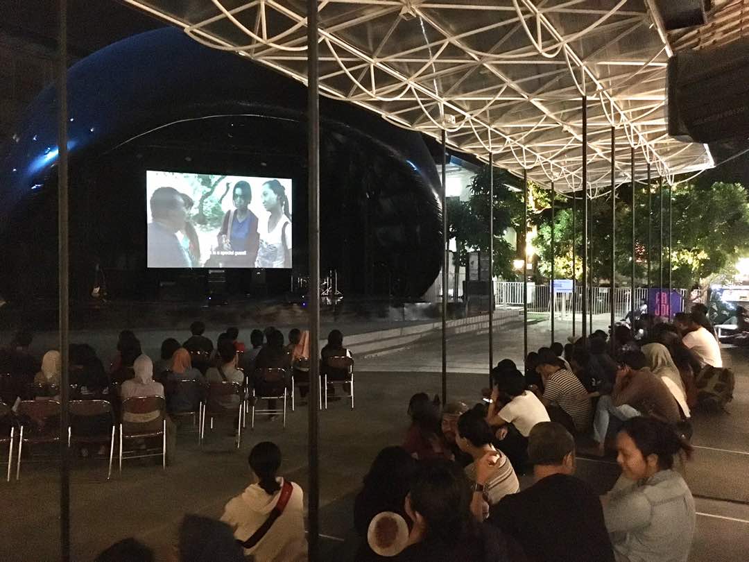 artjog's tweet photo. Suasana pemutaran film "SITI" karya Eddie Cahyono at ART|JOG|10 😄😄 #artjog #artjog10 https://t.co/khfSZcHB93