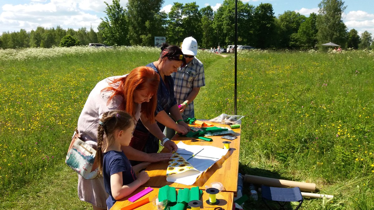 kiteworld_lv's tweet image. Šodien taisam pūķus Āraišos @AraisuLegendas