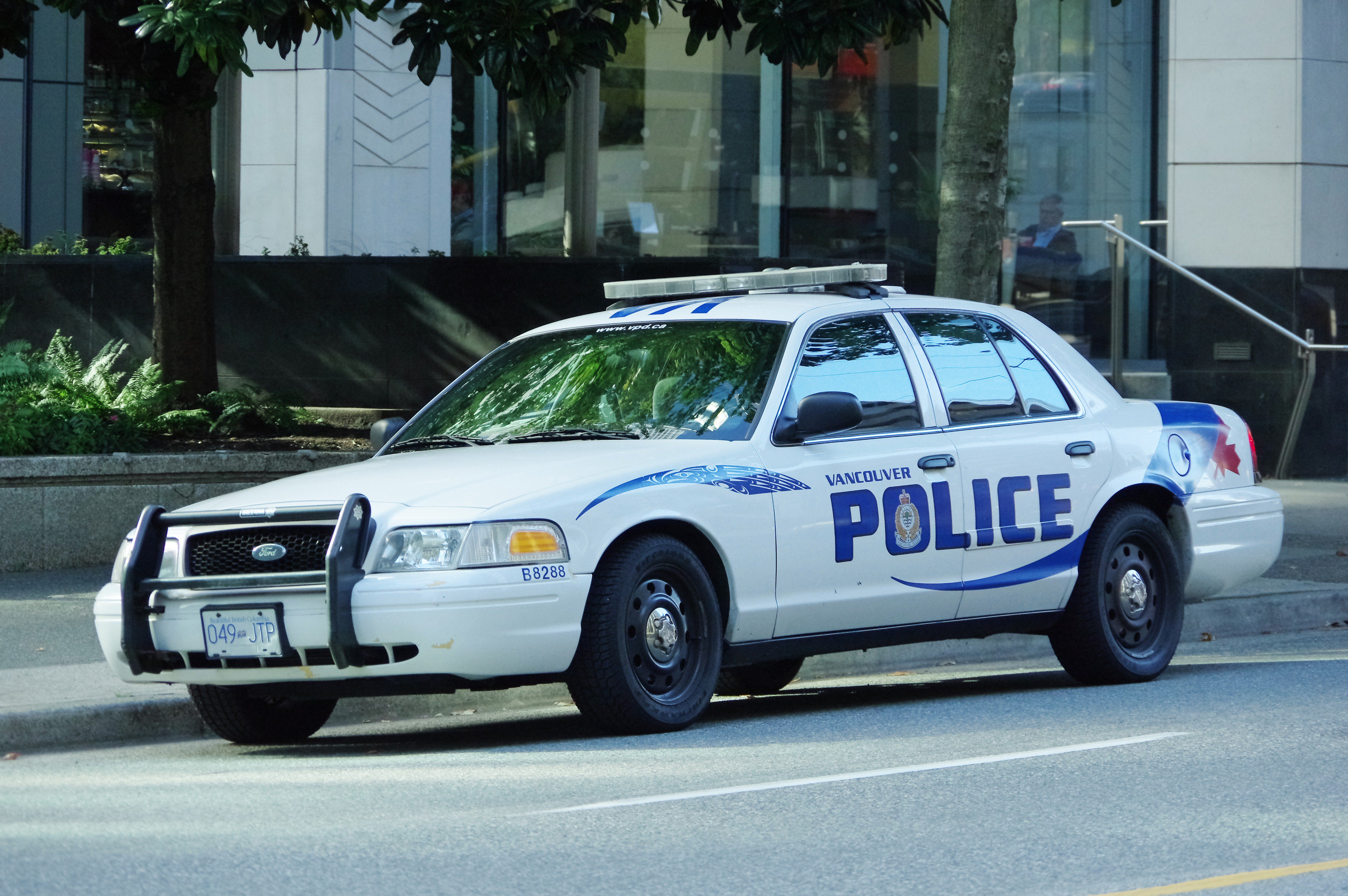 カズマ 一枚目がカナダ バンクーバー警察のフォード クラウンビクトリア 二枚目がアメリカ ワシントン州警察のシボレー カプリス 三枚目がカナダ連邦政府警察のポリスインターセプター フォード 海外の警察車両撮ってみて 意外とシンプルだけど実際