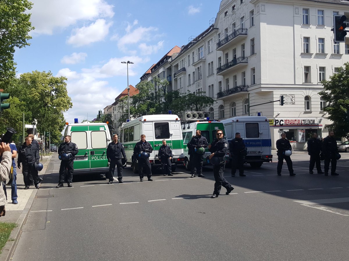 civaka_azad's tweet photo. Nochmals Eindrücke von der Demo. Die Demo wuede abermals gestoppt. Kein Problem, wir haben Zeit!
#BerlinFürRojava https://t.co/apvPOJ8GF8