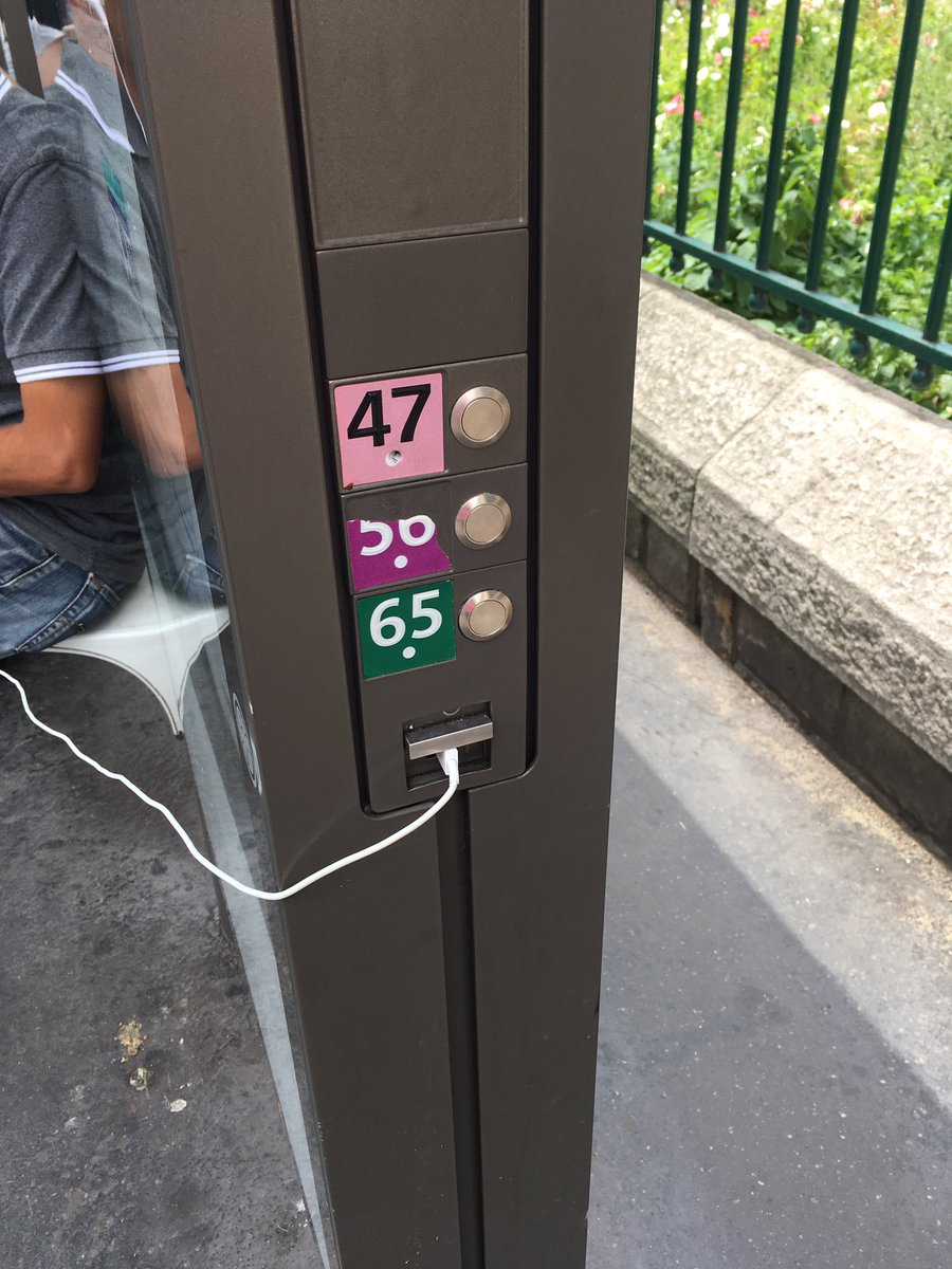 MatsLandberg's tweet photo. Busshållplats i Paris där du laddar mobilen med du väntar. Något för Stockholm? #smartsthlm @smartsthlm https://t.co/Cw5IFtZ2Z3