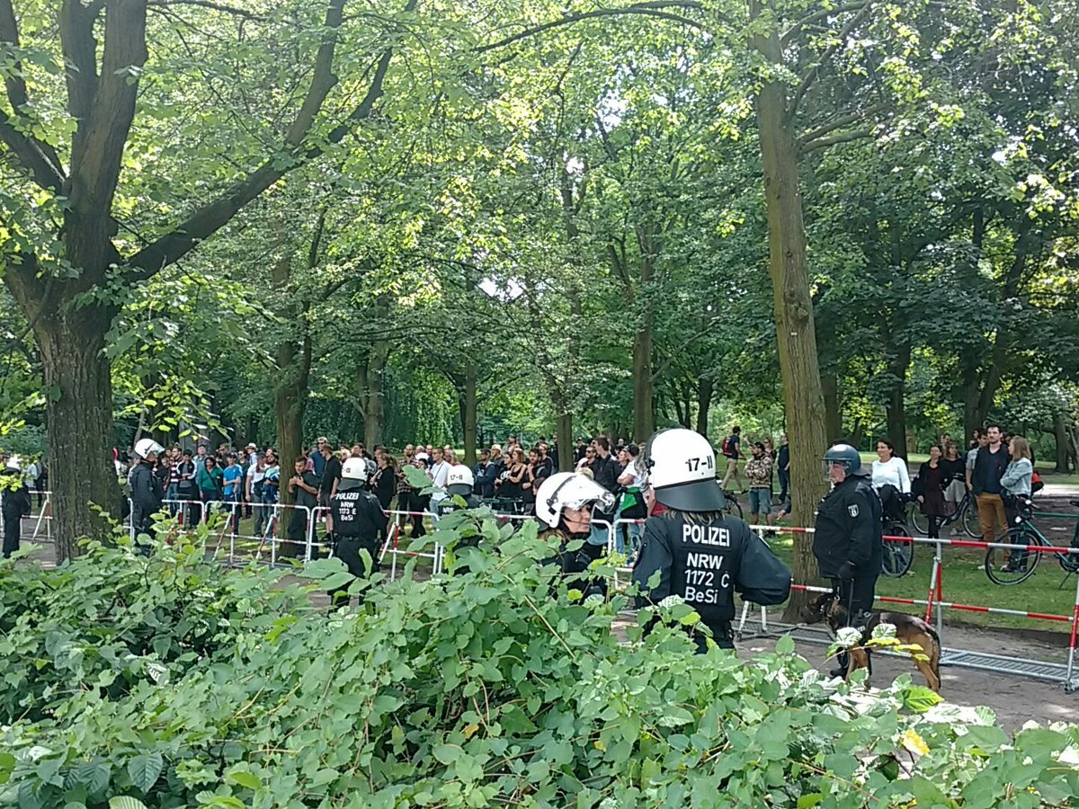 Ganz nahe an der #identitaerebewegung: Gegendemonstranten im Humboldhain. #IB1706