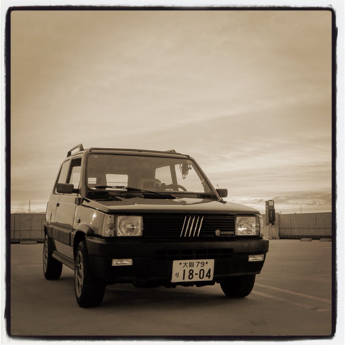 yuki_clx's tweet photo. 夕焼けを背景に一眼でモノクロ撮影、そしてIgで加工。パンダは四角いね◻︎=///=◻︎ #フィアットパンダ #pandaclassic #fiat #fiatpanda https://t.co/3zDDumrfVj