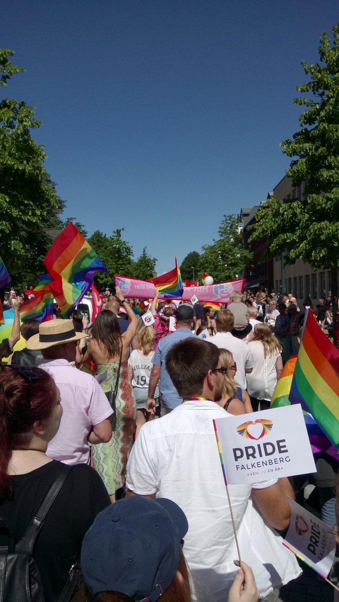 Konstigagubben's tweet photo. #Pride #Pride2017 #LoveIsLove #LoveWins #PrideMonth #PrideFalkenberg #VemDuÄnÄr #Pridetåg #svpol https://t.co/80q1ls2YrM