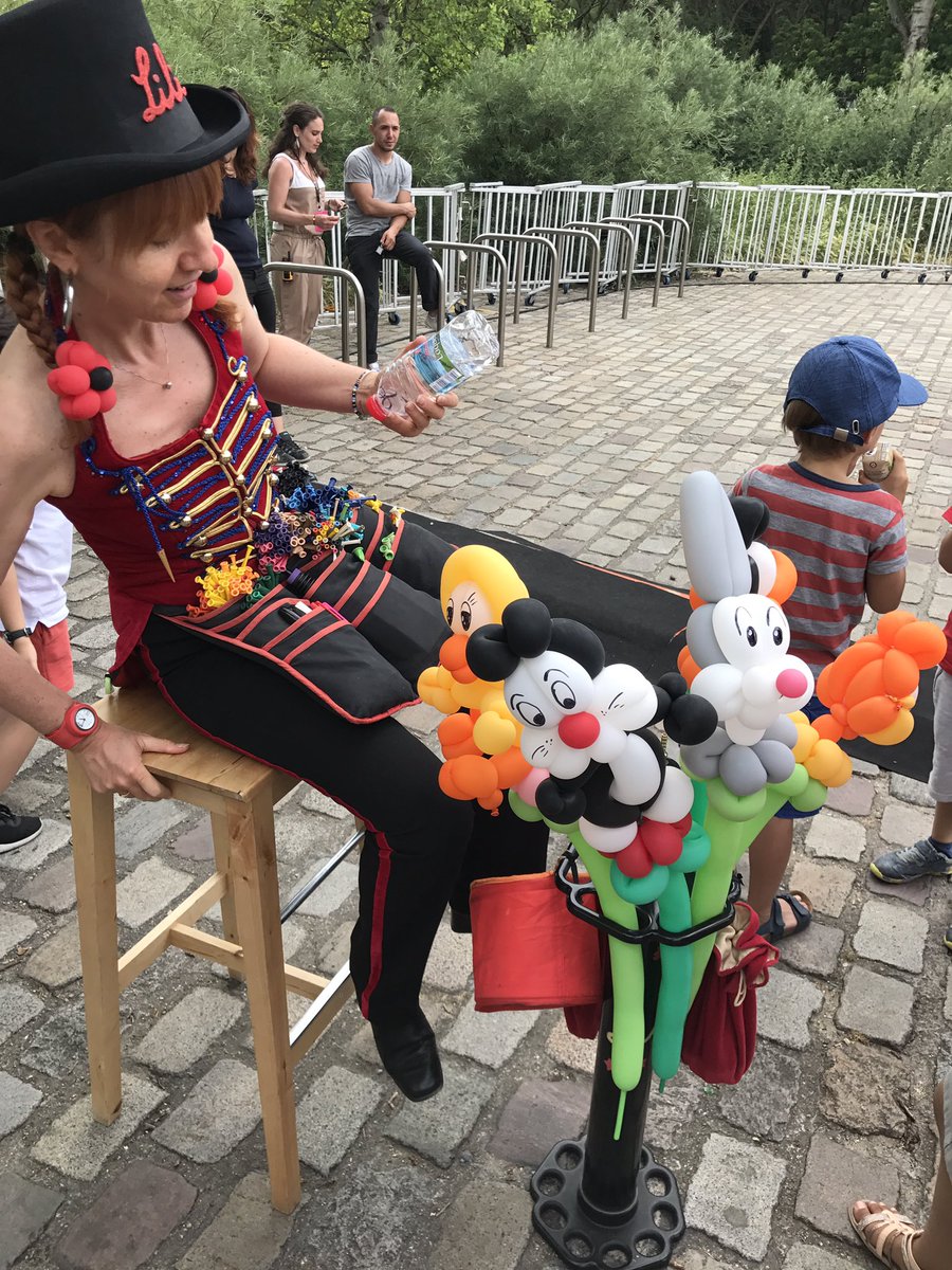 FFBarbichette's tweet photo. La #barbichettecup c'est aussi des animations dont des sculptures de ballons. #FeteDesPeres #lavillette https://t.co/ycAIEQxoIX