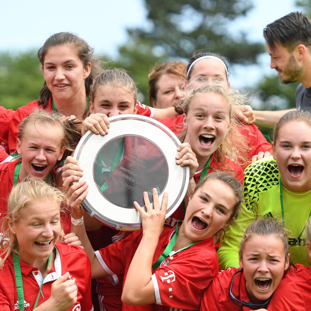 <a href="/FCBfrauen/">FC Bayern Frauen</a> 🙌🙌🙌 #MiaSanMia