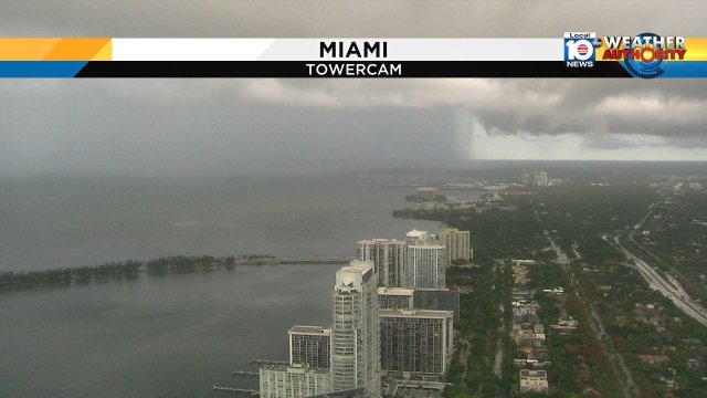 MORNING RAIN - Check out the heavy rain shaft creeping in towards Brickell on the #Miami towercam. #Flwx https://t.co/WkvFCjGtvm