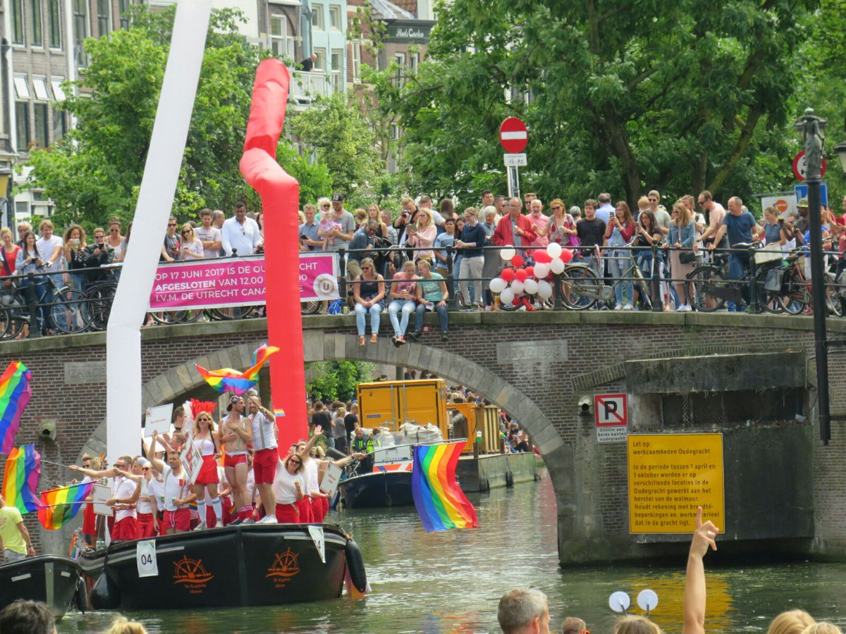 stadsleven's tweet photo. Eerste #CanalPride door zonnige grachten en singels van #Utrecht #LoveIsLove https://t.co/KtOgDdEUaT
