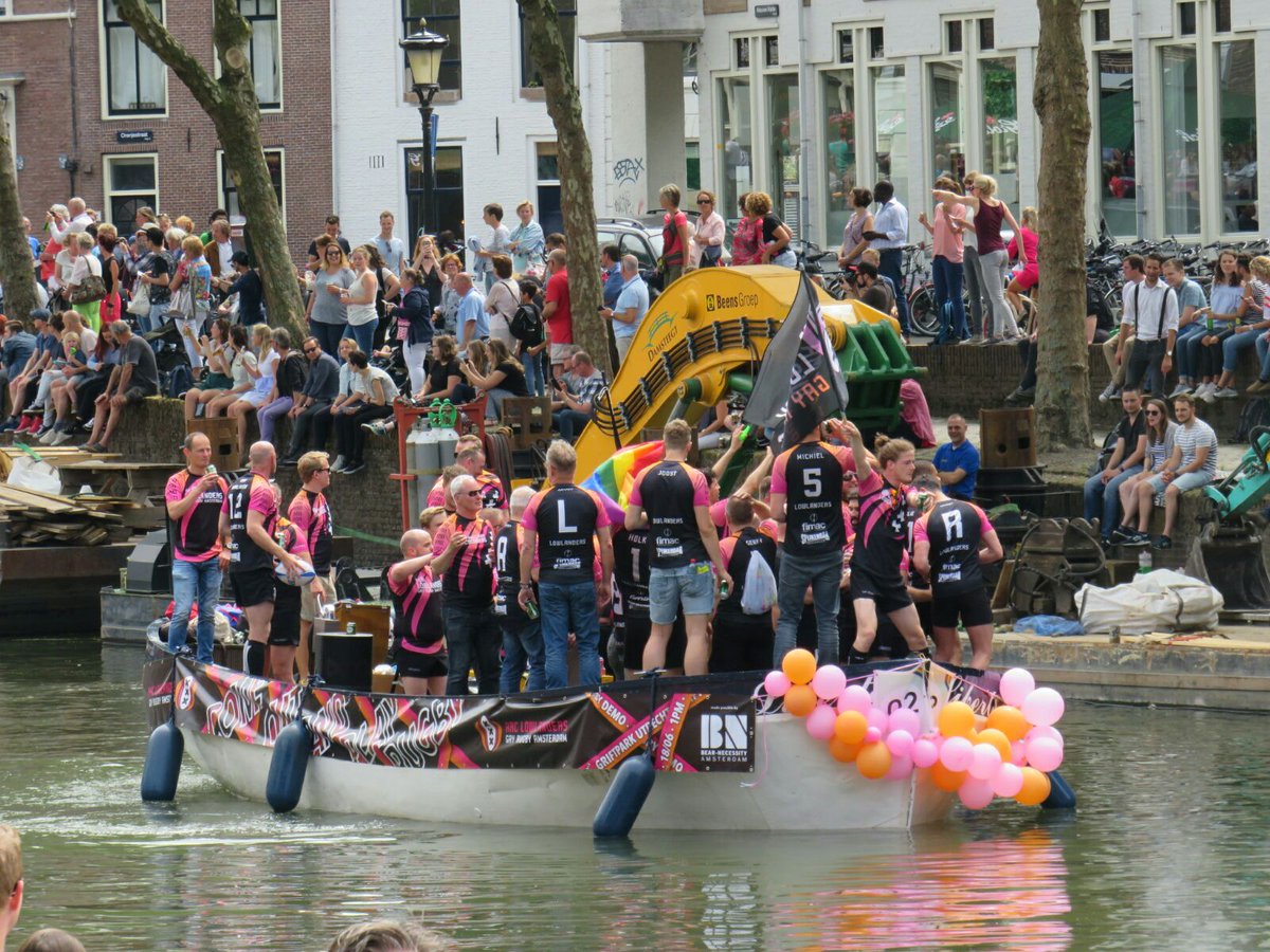 stadsleven's tweet photo. Eerste #CanalPride door zonnige grachten en singels van #Utrecht #LoveIsLove https://t.co/KtOgDdEUaT