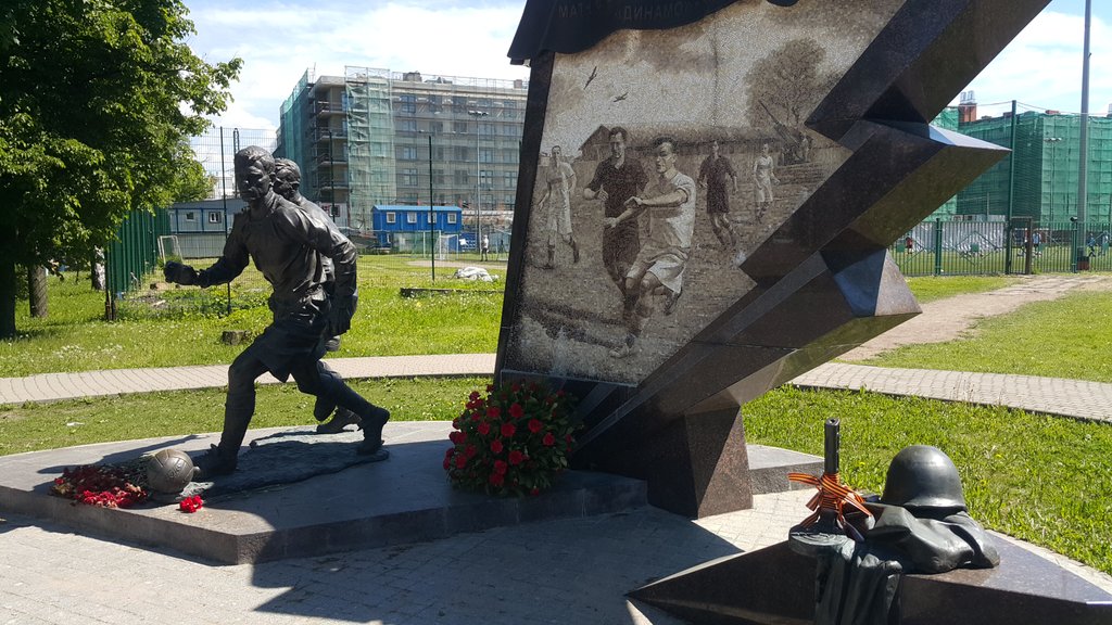 FansEmbassies's tweet photo. Post-match celebrations between #RUSNZL fans and commemorations of the heroes of the Leningrad Blockade game (May 1942) 👏
#ConfedCup https://t.co/ef02UmShFu