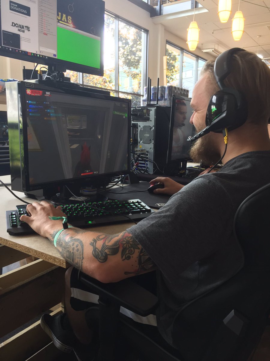 sarahlflanagan's tweet photo. Another happy @H1Z1KotK mask customer π #maskhunt #DHS17 https://t.co/tVAIc5xdeZ