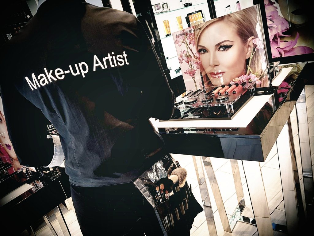 radiantspain's tweet photo. #makeuplovers ¡Sácate el mejor partido con nuestros cursos de maquillaje! #makeuplessons #MakeupAddict https://t.co/JxIJuJgEDI