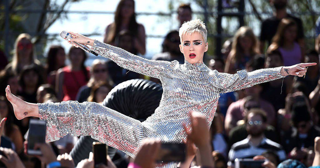 enews's tweet photo. That's a lot of witnesses: Katy Perry became the first person to reach 100 million Twitter followers: https://t.co/haoJJ76kcr https://t.co/1e84j0UZ8L