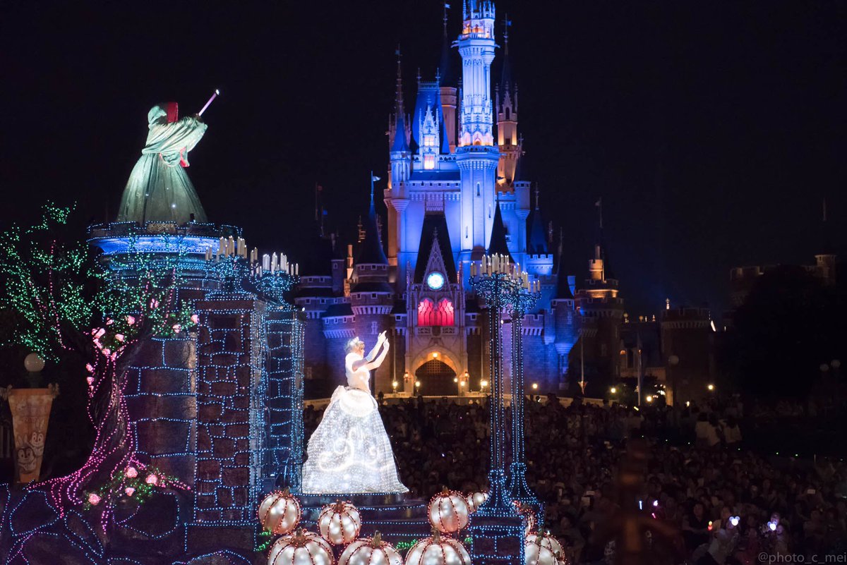 Megu Electrical Parade Cinderella Castle シンデレラ城を背景に観るエレクトリカルパレード 大人も子供もワクワクする光の魔法に包まれる夜のディズニーランドが大好きです