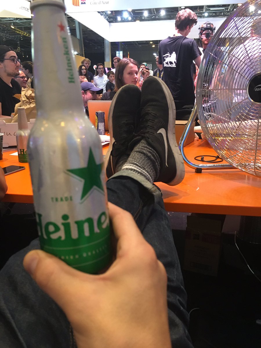 BtlAntoine's tweet photo. Dans le plus grand calme.
#CafeMarcel #TequilaHeineken https://t.co/2iUTMCDpuo