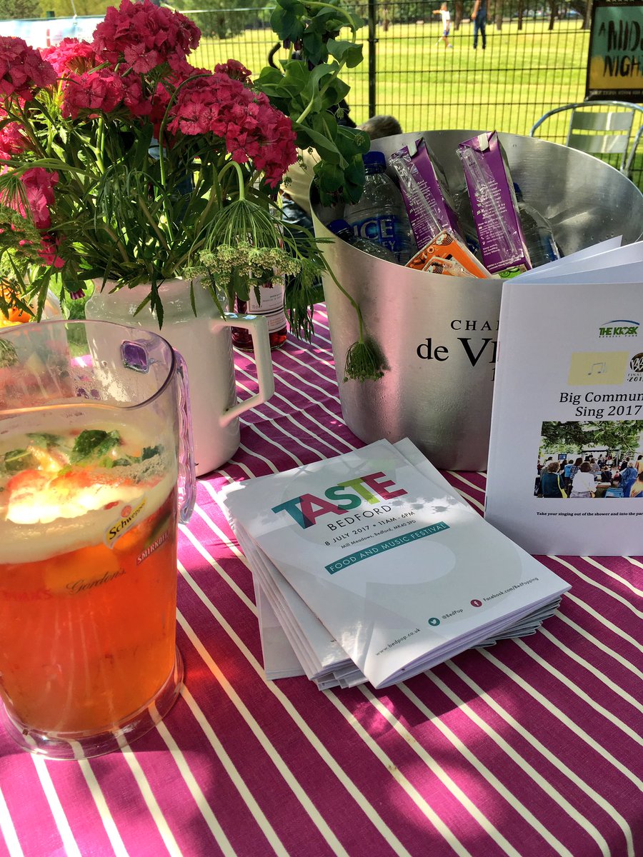 The <a href="/PimmsGB/">Pimm's</a> is ready!!! #RussellPark #Bedford #parksing #community Flowers by <a href="/HowburyFlowers/">Howbury Farm Flowers</a> - pick up your <a href="/BedPop/">BedPop</a> #Taste programme too!