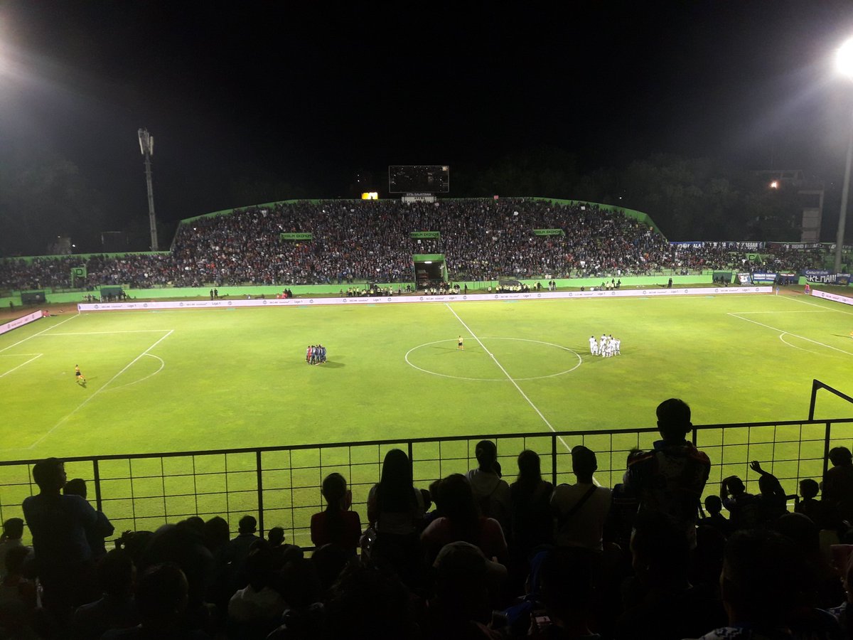nuckyaditya's tweet photo. Bantai bali united #AremaDay #ForzaArema @we_aremania @AremafcOfficial https://t.co/FqfZjsDaQ1