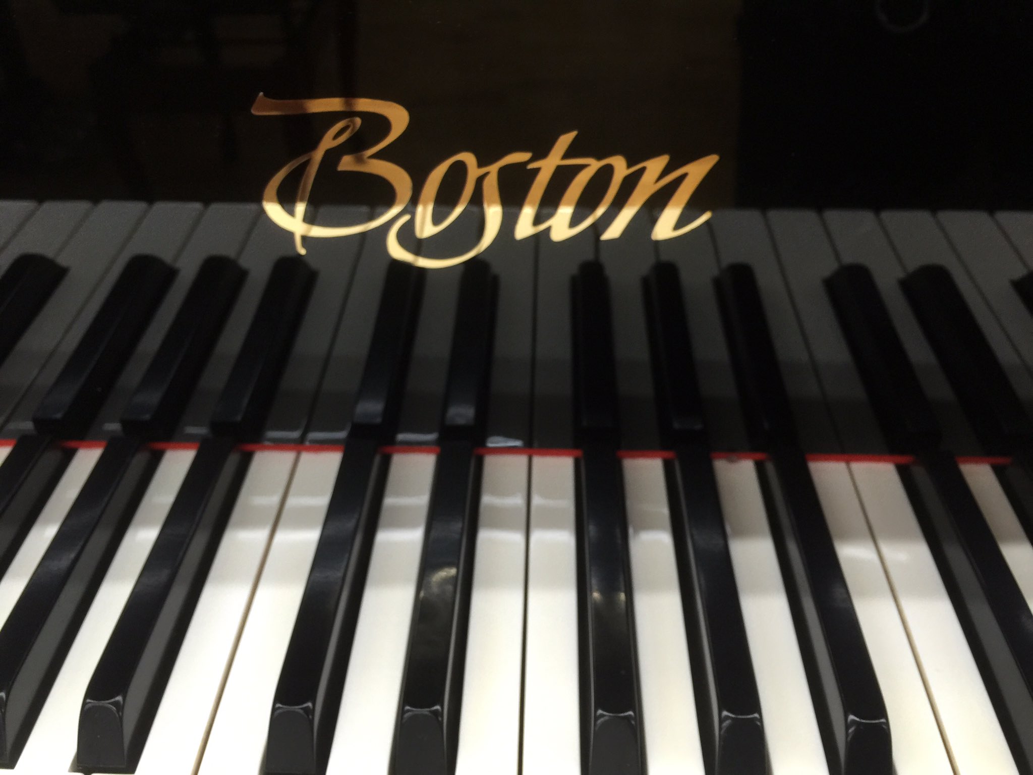 ピアノ技術者です ボストンです スタインウェイ社第二ブランド ロゴのデザインがかっこいいって思います 鍵盤蓋が角ばっているのがニューヨークスタインウェイの同じです 音も良いですが デザインもかっこいいです T Co Kh3lzlu2mz