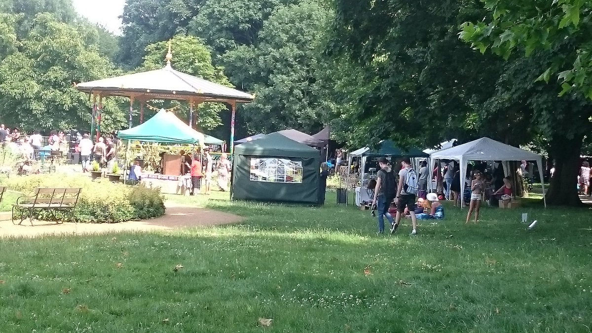 Summer of Love in full swing <a href="/WandlePark/">Wandle Park</a> <a href="/CRSummerofLove/">CroydonSummerofLove</a>