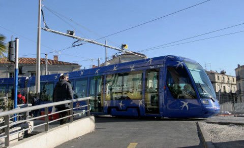 Valeurs's tweet photo. Montpellier : les migrants obtiennent un tarif préférentiel pour les transports >> https://t.co/VHXYHh0yTF https://t.co/GYtDGc45qF