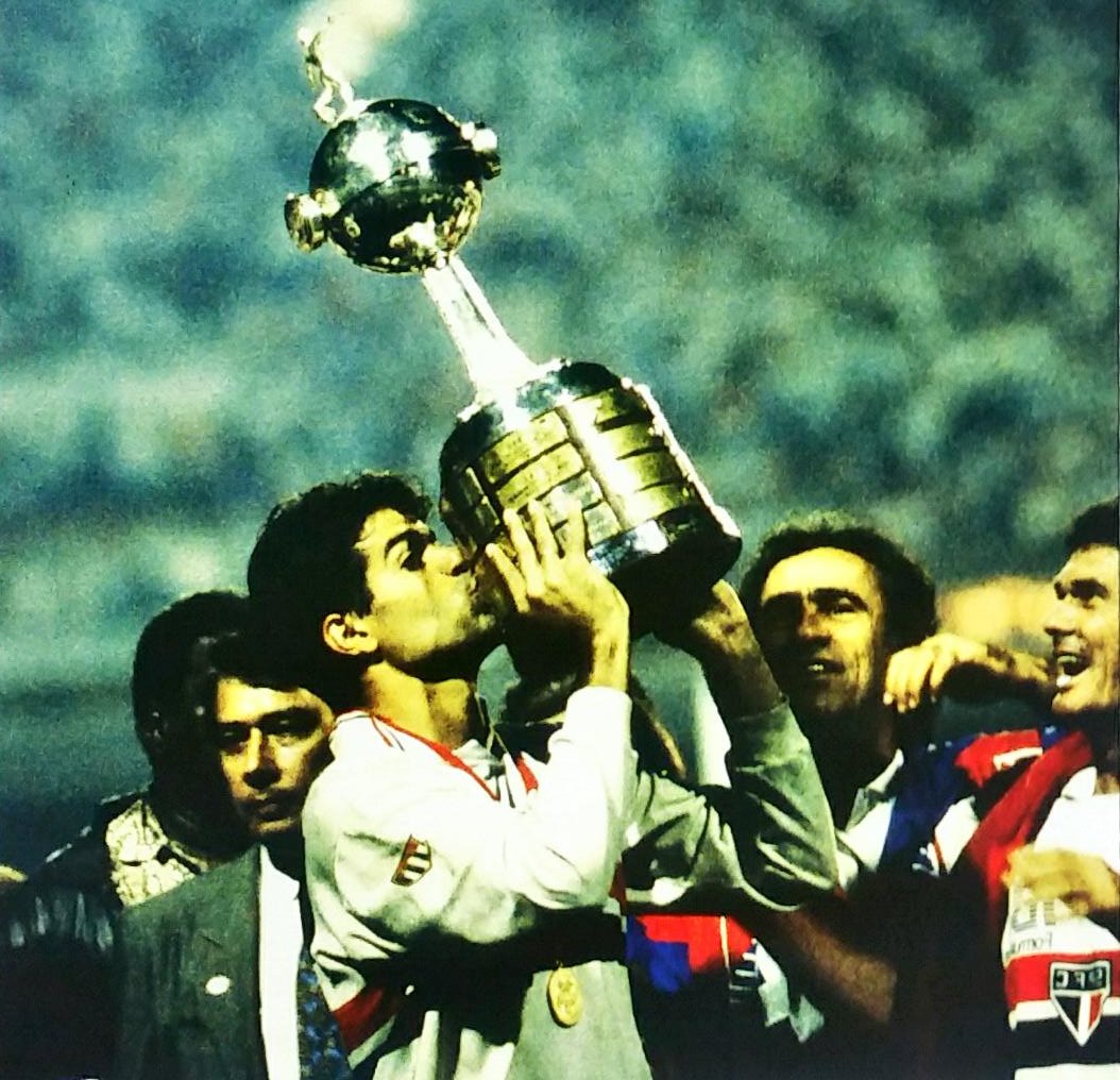 E o capitão <a href="/rai10oficial/">Raí Oliveira</a> beija e ergue o troféu de Campeão da Copa Libertadores da América!!! #25AnosLiberta92