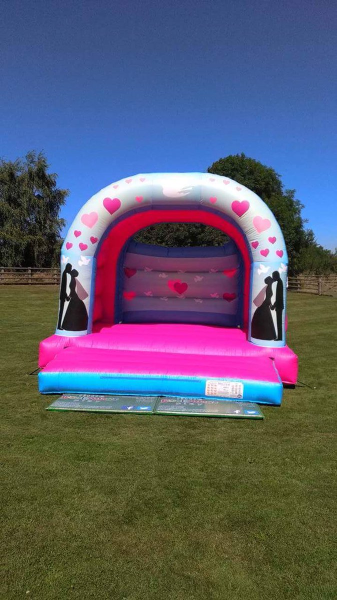 LScallywagsP's tweet photo. Helloooooo Sunshine! 😎😎😎#wedding #summer #fun #bouncycastle #Entertainment  #Coventry #Warwickshire https://t.co/e1oSWSPcr9