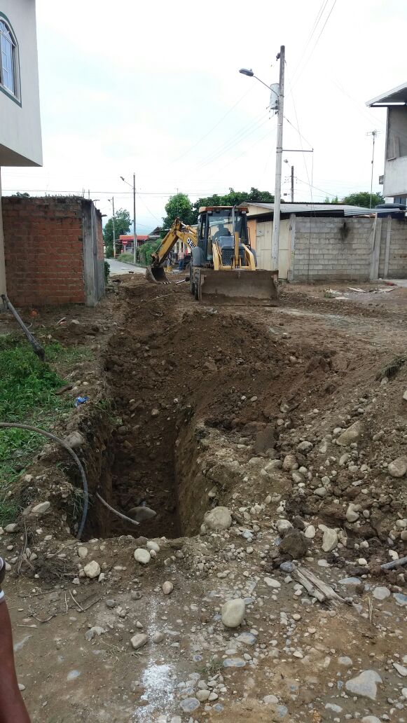 AGUAPASEP's tweet photo. Ampliación de red de agua potable tuberia PVC 63 mm en Lotiz. Saldaña #Pasaje #AguaParaTodos #CésarEncaladaAlcalde @municipiopasaje https://t.co/eD4p1CKp7Z