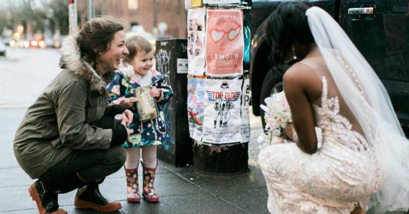 Não estamos sabendo lidar com tanta fofura: garota confunde noiva com princesa e invade ensaio de casamento! Veja: goo.gl/Ygp7fy