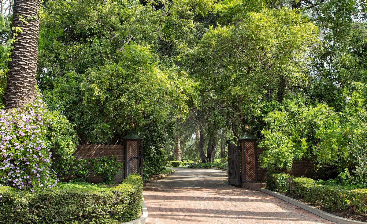 Behind the gates - Brentwood | $32.5M