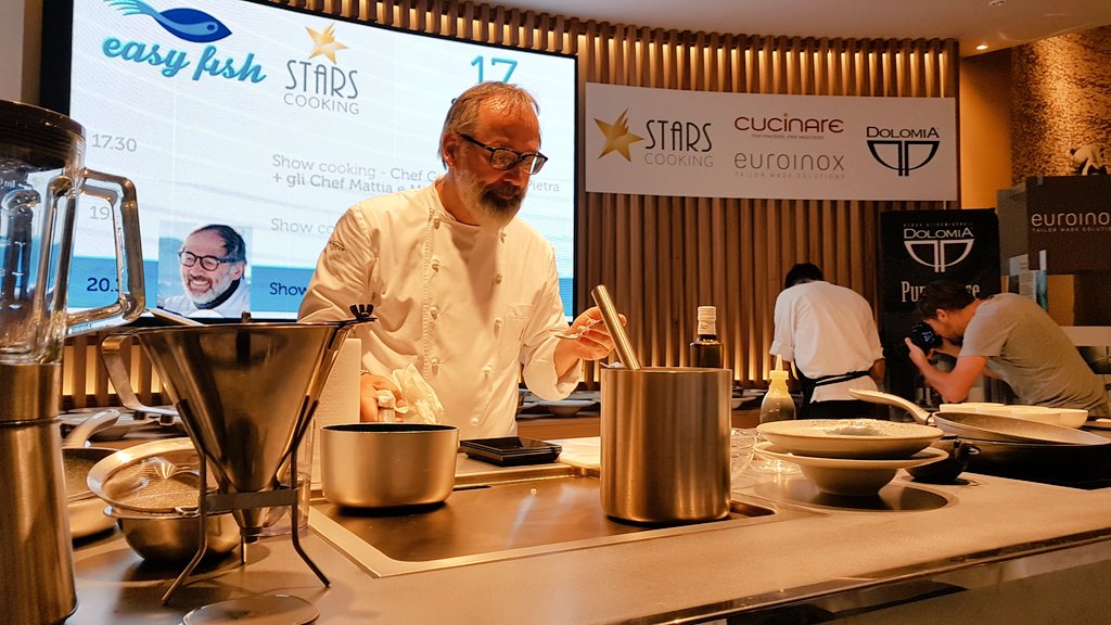 i_am_veru's tweet photo. Pronti per inchinarci di fronte a @chefnorbert che porta la fantastica cucina del suo St. Hubertus da San Cassiano a #easyfish2017 ♥️ https://t.co/Qu6a7DT5dT
