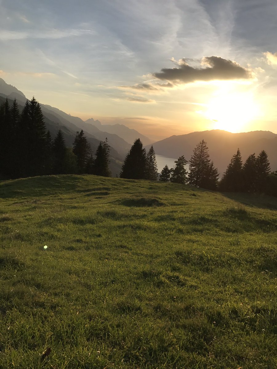 PaBu1989's tweet photo. Letzte Sonnenstrahlen geniessen für heute🌅😊
#flumserberg #wallensee #sonnenuntergang https://t.co/SrBLFwOhuK