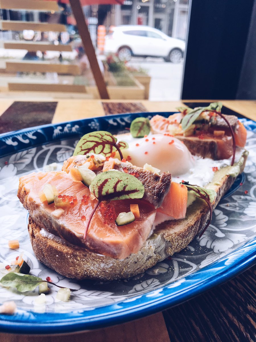 Tartine, tataki de saumon et oeuf poché de chez <a href="/thazardmtl/">thazardmtl</a> 🍳🐟 #BrunchMTL #brunch #breakfast #déjeuner #MileEnd