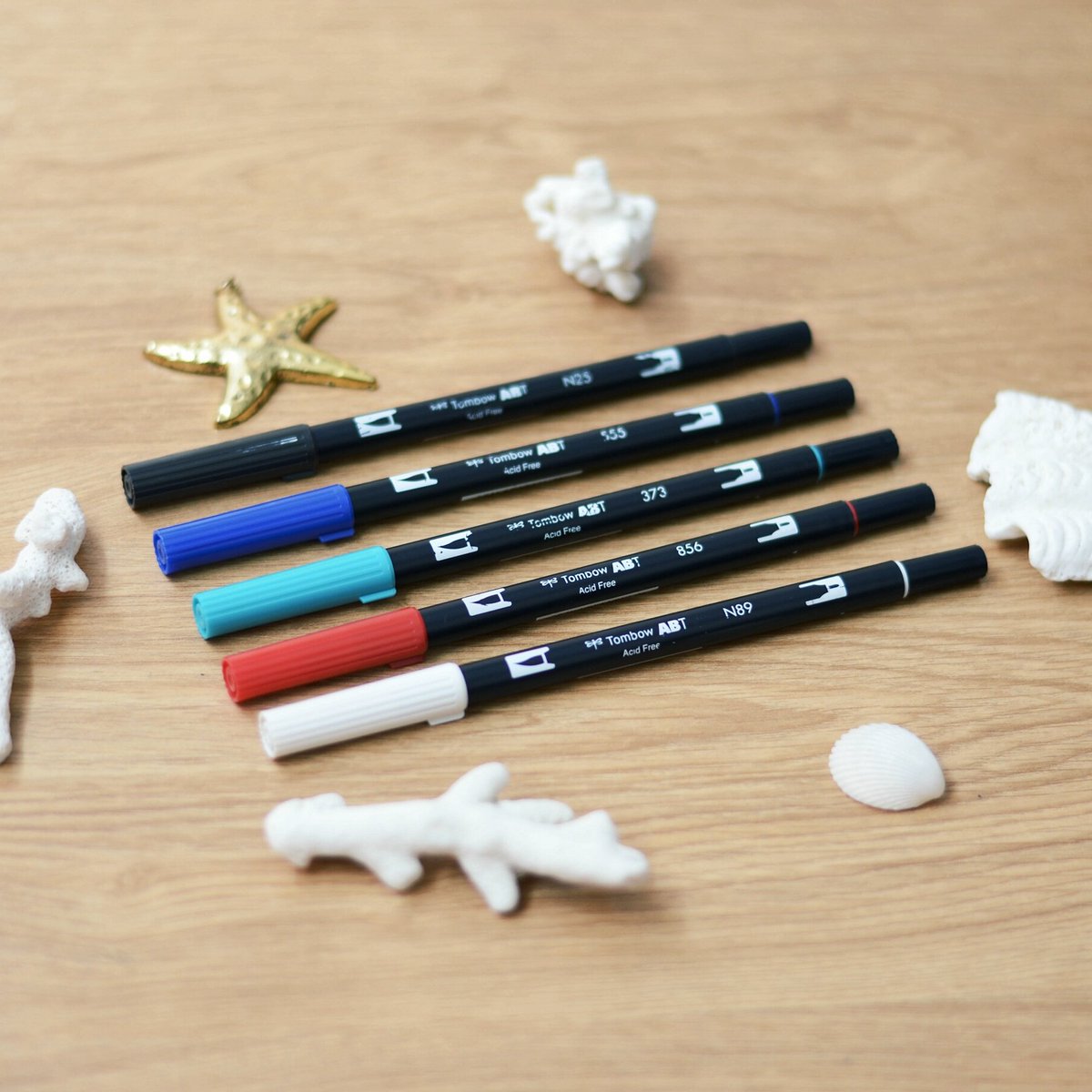 artwanderlust2's tweet photo. Mini colección de #Tombow . No sé cómo siguen vivos 😂😂😂. #lettering #rotuladoreslettering #rotuladores
#practicarlettering https://t.co/dtmnU5hcXj