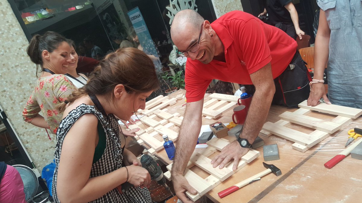 HomeServe_ES's tweet photo. ¡Con las manos en la masa! Así están nuestros 17 primeros ‘manitas’ y Enrique Lorenzo, experto carpintero de HomeServe #DIYHuntersDay https://t.co/Ml6yT7MkI3
